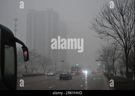 Bildnummer: 59228004  Datum: 16.02.2013  Copyright: imago/Xinhua (130216) -- SHIJIAZHUANG, Feb. 16, 2013 (Xinhua) -- Photo taken on Feb. 16, 2013 shows the smog-shrouded buildings in Shijiazhuang, capital of north China s Hebei Province. Heavy smog hit Shijiazhuang Saturday. (Xinhua/Zhu Xudong) (yxb) CHINA-HEBEI-SHIJIAZHUANG-FOG(CN) PUBLICATIONxNOTxINxCHN Gesellschaft Wetter Nebel Smog Umweltverschmutzung Luftverschmutzung premiumd x0x xmb 2013 quer      59228004 Date 16 02 2013 Copyright Imago XINHUA  Shijiazhuang Feb 16 2013 XINHUA Photo Taken ON Feb 16 2013 Shows The Smog shrouded Buildings Banque D'Images