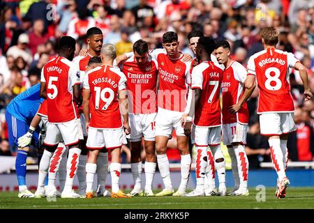 Les joueurs d'Arsenal se bloquent avant le coup d'envoi du match de Premier League à l'Emirates Stadium de Londres. Date de la photo : Samedi 26 août 2023. Banque D'Images