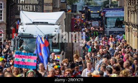 Brême, Allemagne. 26 août 2023. Les participants du Christopher Street Day (CSD) traversent la place du marché avec des drapeaux et des bannières. La police attendait 10 000 à 12 000 personnes pour le cortège de manifestation à travers la ville hanséatique. Crédit : Focke Strangmann/dpa/Alamy Live News Banque D'Images