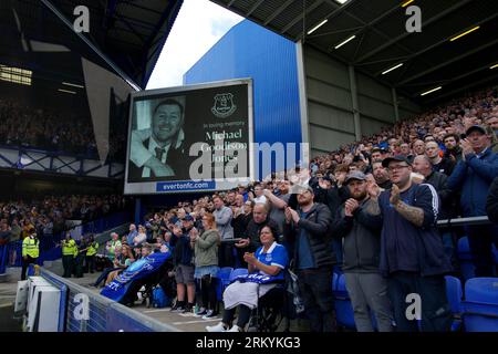 Les supporters applaudissent un instant à la mémoire de Michael Jones, décédé en travaillant sur le stade Bramley Moore Dock construit le 15 août 2023, avant le match de Premier League à Goodison Park, Liverpool. Date de la photo : Samedi 26 août 2023. Banque D'Images