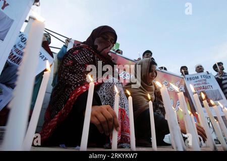 Bildnummer: 59241592  Datum: 19.02.2013  Copyright: imago/Xinhua (130219) -- PESHAWAR, Feb. 19, 2013 (Xinhua) -- Pakistani civil activists hold candle during a candlelight vigil for the victims of the deadly blast in Quetta killing 87 last Saturday, in northwest Pakistan s Peshawar, Feb. 19, 2013. (Xinhua Photo/Umar Qayyum) (zy) PAKISTAN-PESHAWAR-QUETTA-BLAST-VIGIL PUBLICATIONxNOTxINxCHN Gedenken Anschlag Terror Terroranschlag premiumd x0x xmb 2013 quer      59241592 Date 19 02 2013 Copyright Imago XINHUA  Peshawar Feb 19 2013 XINHUA Pakistani Civil activists Hold Candle during a Candle Light Stock Photo