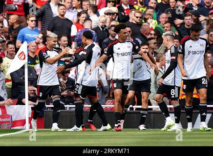 Andreas Pereira de Fulham (à gauche) célèbre avoir marqué le premier but de son équipe avec ses coéquipiers lors du match de Premier League à l'Emirates Stadium, à Londres. Date de la photo : Samedi 26 août 2023. Banque D'Images