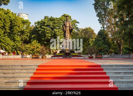 La statue emblématique du roi vietnamien vénéré le Thai To qui a vécu de 974 à 1028 à côté du lac Hoan Kiem dans le centre de Hanoi, Vietnam. Le parc autour de t Banque D'Images