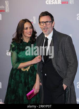 Bildnummer : 59260768 Datum : 22.02.2013 Copyright : imago/Xinhua l'actrice française Berenice Bejo (à gauche) et le réalisateur français Michel Hazanavicius (à droite) arrivent à la 38e cérémonie annuelle de remise des prix Cesar qui s'est tenue au Théâtre Châtelet à Paris, le 22 février 2013. (Xinhua/Gao Jing) FRANCE-PARIS-CESAR-AWARD-CEMORME PUBLICATIONxNOTxINxCHN People Entertainment film Kultur Filmpreis Paris Pressetermin xdp x1x premiumd 2013 hoch o0 Familie, privat, Frau 59260768 Date 22 02 2013 Copyright Imago XINHUA l'actrice française Berenice Bejo l et le réalisateur français Michel Hazanavicius r arrivent À la 38e édition annuelle du Cesar AW Banque D'Images