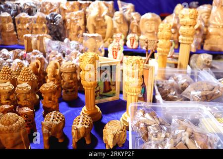 Art créatif à la main en bois et boutique d'artisanat en Inde, bel artisanat en bois Banque D'Images