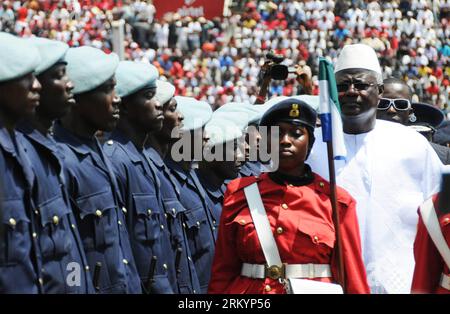 Bildnummer : 59260785 Datum : 22.02.2013 Copyright : imago/Xinhua (130222) -- FREETOWN, 22 février 2013 (Xinhua) -- le président Sierra-léonais Ernest Bai Koroma (à droite) inspecte l'armée lors de la cérémonie d'inauguration au stade national de Freetown, Sierra Leone, le 22 février 2013. Koroma a prêté serment en tant que président de la Sierra Leone à Freetown, capitale de la Sierra Leone, le 22 février. (Xinhua/Shao Haijun) SIERRA LEONE-KOROMA-INAUGURATION PRÉSIDENTIELLE PUBLICATIONxNOTxINxCHN People Politik Vereidigung xdp x0x premiumd 2013 quer 59260785 Date 22 02 2013 Copyright Imago XINHUA Freetown février 22 2013 XINH Banque D'Images