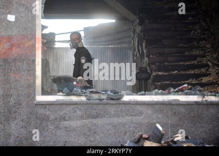 Bildnummer : 59261279 Datum : 23.02.2013 Copyright : imago/Xinhua Un policier enquête sur un immeuble résidentiel incendié dans le village de Muxi de la ville de Zeguo, Wenling, province de Zhejiang dans l'est de la Chine, 23 février 2013. Un incendie qui s'est déclaré ici tôt samedi matin a tué huit personnes avant d'être éteint une heure plus tard. Les pompiers de Wenling ont déclaré que l'incendie s'était produit à 2:59 h (1859 h GMT) et avait brûlé trois maisons résidentielles dans la ville de Zeguo. Une enquête est en cours. (Xinhua/Huang Zongzhi) (lmm) CHINA-ZHEJIANG-WENLING-FIRE (CN) PUBLICATIONxNOTxINxCHN Gesellschaft feuer Brand x0x xds 2013 q Banque D'Images