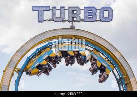 Les gens à l'envers sur le Turbo Roller Coaster Brighton Pier Banque D'Images