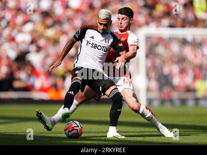 Andreas Pereira de Fulham (à gauche) et Declan Rice d'Arsenal se battent pour le ballon lors du match de Premier League à l'Emirates Stadium de Londres. Date de la photo : Samedi 26 août 2023. Banque D'Images