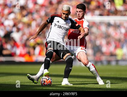 Andreas Pereira de Fulham (à gauche) et Declan Rice d'Arsenal se battent pour le ballon lors du match de Premier League à l'Emirates Stadium de Londres. Date de la photo : Samedi 26 août 2023. Banque D'Images