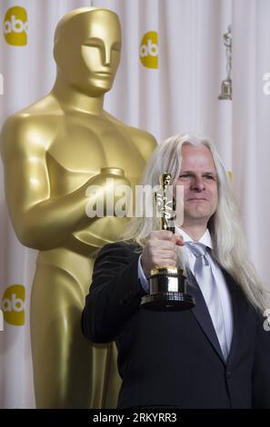 Bildnummer : 59267175 Datum : 24.02.2013 Copyright : imago/Xinhua LOS ANGELES, Claudio Miranda pose avec son Oscar de la meilleure cinématographie pour Life of Pi à la 85e cérémonie des Academy Awards à Hollywood, Californie, États-Unis, le 24 février 2013. (Xinhua/Yang Lei) (dzl) US-HOLLYWOOD-OSCAR-ACADEMY AWARDS PUBLICATIONxNOTxINxCHN Kultur Entertainment People film 85. Oscars Oscar Oscars Hollywood Preisträger xas x0x 2013 hoch premiumd 59267175 Date 24 02 2013 Copyright Imago XINHUA Los Angeles Claudio Miranda pose avec son Oscar de la meilleure cinématographie pour la vie de Pi À TH Banque D'Images