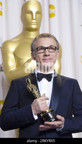 Bildnummer : 59267166 Datum : 24.02.2013 Copyright : imago/Xinhua LOS ANGELES, Christoph Waltz, meilleur acteur de second plan pour Django Unchained , pose avec son Oscar dans les coulisses de la 85e cérémonie des Academy Awards à Hollywood, Californie, le 24 février 2013. (Xinhua/Yang Lei) (zf) US-HOLLYWOOD-OSCAR-ACADEMY AWARDS PUBLICATIONxNOTxINxCHN Kultur Entertainment People film 85. Oscars Oscar Oscars Hollywood Preisträger xas x0x 2013 hoch Aufmacher premiumd 59267166 Date 24 02 2013 Copyright Imago XINHUA Los Angeles Christoph Waltz meilleur acteur de second plan pour Django Unchained pose avec Oscar Backsta Banque D'Images