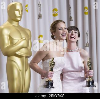 Bildnummer: 59267165  Datum: 24.02.2013  Copyright: imago/Xinhua LOS ANGELES, Jennifer Lawrence (L), Best Actress for Silver Linings Playbook and Anne Hathaway, Best Supporting Actress for Les Miserables pose with their Oscars backstage at the 85th Academy Awards in Hollywood, California Feb. 24, 2013. (Xinhua/Yang Lei) (zf) US-HOLLYWOOD-OSCAR-ACADEMY AWARDS PUBLICATIONxNOTxINxCHN Kultur Entertainment People Film 85. Annual Academy Awards Oscar Oscars Hollywood Preisträger xas x0x 2013 quadrat Aufmacher premiumd     59267165 Date 24 02 2013 Copyright Imago XINHUA Los Angeles Jennifer Lawrence Stock Photo