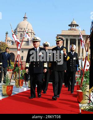 Bildnummer: 59267191  Datum: 25.02.2013  Copyright: imago/Xinhua (130225) -- NEW DELHI, Feb. 25, 2013 (Xinhua) -- Chief of the Indian Naval Staff Admiral DK Joshi (R, front) walks with his Japanese counterpart Admiral Katsutoshi Kawano (L, front) prior to a meeting at Indian Defence Head Quarters in New Delhi, India, Feb. 25, 2013. (Xinhua/Partha Sarkar) INDIA-NEW DELHI-JAPAN-VISIT PUBLICATIONxNOTxINxCHN Politik people Militär Armee xas x0x 2013 hoch premiumd      59267191 Date 25 02 2013 Copyright Imago XINHUA  New Delhi Feb 25 2013 XINHUA Chief of The Indian Naval Staff Admiral DK Joshi r Fr Banque D'Images