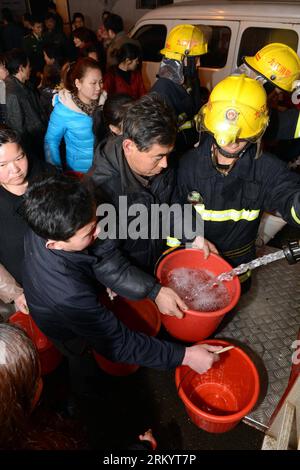 Bildnummer: 59270062  Datum: 25.02.2013  Copyright: imago/Xinhua (130225) -- NANCHANG, Feb. 25, 2013 (Xinhua) -- Residents collect water from fire trucks in Yongxiu County, east China s Jiangxi Province, Feb. 25, 2013. Tap water for 60,000 was cut off Monday due to the pollution of a water source. An initial investigation blamed the pollution on an upstream oil pipeline leak. The pipeline has been shut down and the leak has been sealed. (Xinhua/Song Zhenping) (mp) CHINA-JIANGXI-NANCHANG-WATER POLLUTION (CN) PUBLICATIONxNOTxINxCHN Gesellschaft Wasser Wasserversorgung Rohrbruch x0x xac 2013 hoch Stock Photo