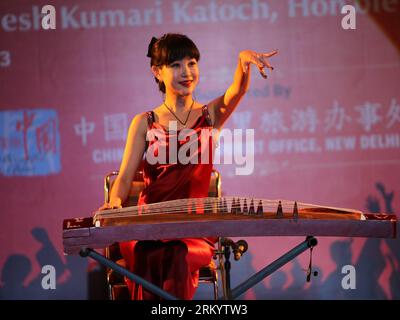 Bildnummer : 59275397 Datum : 25.02.2013 Copyright : imago/Xinhua NEW DELHI, Un artiste chinois joue du guzheng, un instrument à cordes traditionnel chinois, pendant le Festival du printemps chinois 2013 à l'Auditorium FICCI à New Delhi, Inde, le 25 février 2013. L'ambassade de Chine en Inde et le Conseil économique et culturel Inde-Chine ont organisé lundi le Festival du printemps chinois 2013 pour présenter la musique, la danse et l'art martial chinois (Xinhua/Li Yigang) INDE-NEW DELHI-CHINA-PERFORMANCE PUBLICATIONxNOTxINxCHN Kultur xas x0x 2013 quer 59275397 Date 25 02 2013 Copyright Imago XINHUA New Delhi un Chinois Banque D'Images