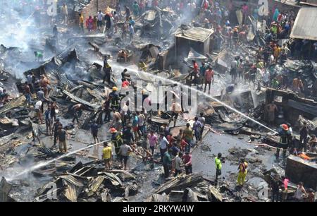 Bildnummer : 59278329 Datum : 27.02.2013 Copyright : imago/Xinhua (130227) -- DHAKA, 27 février 2013 (Xinhua) -- des pompiers tentent d'éteindre un incendie qui s'est déclaré dans un bidonville de la région de Kalyanpur à Dhaka, capitale du Bangladesh, le 27 février 2013. Environ 150 bidonvilles ont été détruites, ont déclaré les pompiers. (Xinhua/Shariful Islam) BANGLADESH-DHAKA-FIRE PUBLICATIONxNOTxINxCHN Gesellschaft Feuer Brand Zerstörung Grossbrand Schaden premiumd x0x xac 2013 quer 59278329 Date 27 02 2013 Copyright Imago XINHUA Dhaka Fév 27 2013 les pompiers DE XINHUA tentent d'éteindre un incendie Thatcher a éclaté DANS un bidonville À Kal Banque D'Images