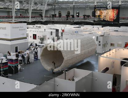 Bildnummer : 59284630 Datum : 28.02.2013 Copyright : imago/Xinhua (130228) -- LONDRES, 28 février 2013 (Xinhua) -- Monumental Rice Paper Boat du célèbre artiste chinois Zhu Jinshi est vu à l'avant-première du Art 13 London New Modern and Contemporary Art Fair à Olympia Grand Hall à Londres, le 28 février 2013. L’installation de 12 mètres de long, composée de 8 000 feuilles de papier de riz et présentée par Pearl lam Galleries, a été construite en 20 en trois jours et amenée de Shanghai à Londres. (Xinhua/Yin Gang) UK-LONDON-ART 13-PEARL LAM GALERIES PUBLICATIONxNOTxINxCHN Kunst Kultur Ausstellung xdp x0x premiu Banque D'Images