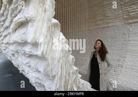 Bildnummer : 59284628 Datum : 28.02.2013 Copyright : imago/Xinhua (130228) -- LONDRES, 28 février 2013 (Xinhua) -- une équipe de travail observe le monumental bateau en papier de riz du célèbre artiste chinois Zhu Jinshi lors de la présentation médiatique de la foire Art 13 London New Modern and Contemporary art Fair à Olympia Grand Hall à Londres, le 28 février 2013. L’installation de 12 mètres de long, composée de 8 000 feuilles de papier de riz et présentée par Pearl lam Galleries, a été construite en 20 en trois jours et amenée de Shanghai à Londres. (Xinhua/Yin Gang) UK-LONDON-ART 13-PEARL LAM GALERIES PUBLICATIONxNOTxINxCHN Kunst Kultur au Banque D'Images