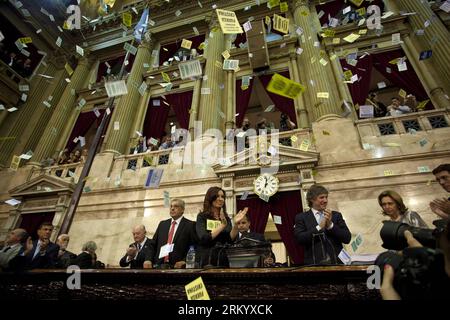 Bildnummer : 59290841 Datum : 01.03.2013 Copyright : imago/Xinhua (130302) -- BUENOS AIRES, 1 mars 2013 (Xinhua) -- la Présidente de l Argentine, Cristina Fernandez (4e R), applaudit aux côtés du Vice-Président argentin Amado Boudou (3e R) et du Président de la Chambre des députés Julian Dominguez lors de l inauguration de la session ordinaire du Congrès 131 à Buenos Aires, capitale de l Argentine, le 1 mars 2013. (Xinhua/Mart¨ªn Zabala) (da) ARGENTINA-BUENOS AIRES-POLITICS-FERNANDEZ PUBLICATIONxNOTxINxCHN People Politik Versammlung Argentinien Regierung de Kirchner xdp x0x 2013 quer premiumd 59290841 Banque D'Images
