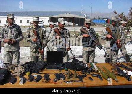 Bildnummer : 59292875 Datum : 02.03.2013 Copyright : imago/Xinhua (130302) -- NANGARHAR, 2 mars 2013 (Xinhua) -- la police des frontières afghane garde les munitions des talibans devant les médias dans la province de Nangarhar, dans l'est de l'Afghanistan, le 2 mars 2013. La police des frontières afghane a capturé sept combattants talibans avec leurs munitions lors d'une opération dans la province de Nangarhar samedi. (Xinhua/Tahir Safi) (lr) AFGHANISTAN-NANGARHAR-TALIBAN COMBATTANTS-CAPTURE PUBLICATIONxNOTxINxCHN Gesellschaft Terror Beschlagnahmung Waffen Festnahme xjh x0x premiumd 2013 quer 59292875 Date 02 03 2013 Co Banque D'Images