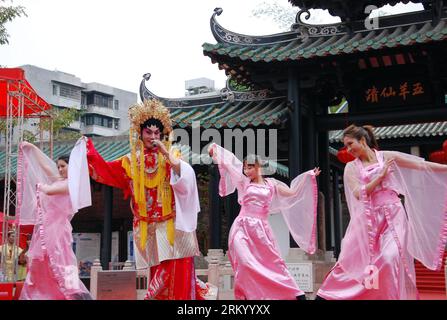 Bildnummer: 59295331  Datum: 02.03.2013  Copyright: imago/Xinhua (130303) -- GUANGZHOU, March 2, 2013 (Xinhua) -- Performers sing and dance during the closing ceremony of the 3th Yuexiu Temple Fair in Guangzhou, capital of south China s Guangdong Province, March 2, 2013. The seven-day fair closed Saturday. (Xinhua/Yuan Hongwei) (yxb) CHINA-GUANGDONG-GUANGZHOU-TEMPLE FAIR-CLOSING(CN) PUBLICATIONxNOTxINxCHN Kultur x0x xmb 2013 quer     59295331 Date 02 03 2013 Copyright Imago XINHUA  Guangzhou March 2 2013 XINHUA Performers Sing and Dance during The CLOSING Ceremony of The 3th Yuexiu Temple Fair Stock Photo