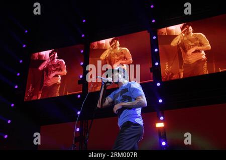 Bildnummer : 59296486 Datum : 04.03.2013 Copyright : imago/Xinhua (130204) - GUADALAJARA, 4 mars 2013 (Xinhua) -- Anthony Kiedis, chanteur du groupe américain Red Hot Chili Peppers, interprète une chanson lors d'un concert de leur tournée pour présenter le nouvel album I m with You , qui s'est tenu au stade VFG, dans l'État de Guadalajara, au Mexique, le 3 mars 2013. (Xinhua/Xolo) (xl) (rh) (py) MEXICO-GUADALAJARA-MUSIC-RED PIMENTS publicatiONxNOTxINxCHN Entertainment People Musik premiumd x0x xac 2013 quer 59296486 Date 04 03 2013 Copyright Imago XINHUA Guadalajara Mars 4 2013 XINHUA Anthony Kiedis Lead Sing Banque D'Images