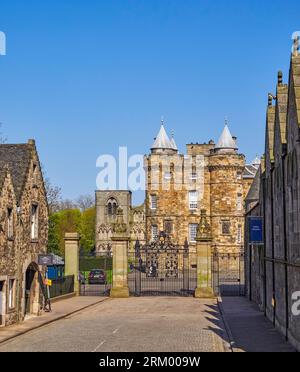 Le palais de Holyroodhouse ou palais de Holyrood la résidence officielle du monarque britannique en Écosse au bas du Royal Mile à Édimbourg Banque D'Images