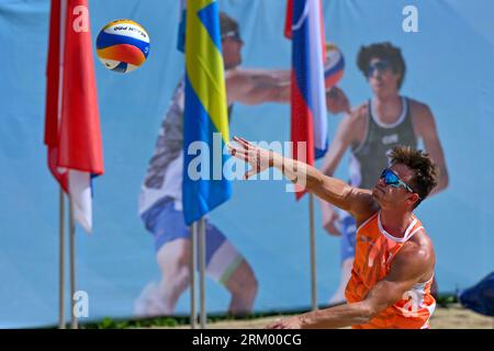 Brno, République tchèque. 26 août 2023. Tadeas Trousil (CZE) en action lors du tournoi Brno Beach Pro 2023, dans le cadre de la série mondiale Beach Pro Tour, catégorie futures, le 26 août 2023, sur le barrage de Brno, en République tchèque. Crédit : Vaclav Salek/CTK photo/Alamy Live News Banque D'Images