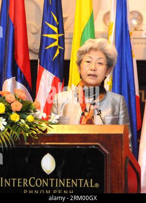 Bildnummer: 59296528  Datum: 01.11.2012  Copyright: imago/Xinhua File photo taken on Nov. 1, 2012 shows Fu Ying, Vice minister of Foreign Affairs, speaks at a symposium marking the 10th anniversary of the Declaration on the Conduct of Parties in the South China Sea (DOC), in Phnom Penh, Cambodia. Fu Ying debuted at the Great Hall of the as the spokesperson for the first session of the 12th National People s Congress (NPC) in Beijing, China, March 4, 2013. (Xinhua) (hdt) (TWO SESSIONS)CHINA-BEIJING-NPC-SPOKESPERSON-FU YING-PROFILE (CN) PUBLICATIONxNOTxINxCHN Politik people x2x xac 2012 hoch Banque D'Images