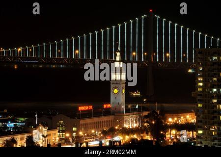 Bildnummer : 59309200 Datum : 05.03.2013 Copyright : imago/Xinhua SAN FRANCISCO -- photo prise le 5 mars 2013 montre le San Francisco-Oakland Bay Bridge éclairé par quelque 25 000 lumières LED à San Francisco, aux États-Unis. Une exposition lumineuse nommée Bay Lights décorera le San Francisco-Oakland Bay Bridge tous les soirs pendant les deux prochaines années. (Xinhua/Liu Yilin) (lyx) U.S.-SAN FRANCISCO-BAY BRIDGE-BAY LIGHTS PUBLICATIONxNOTxINxCHN Gesellschaft Brücke Beleuchtung Kunst installation x0x xdd 2013 quer 59309200 Date 05 03 2013 Copyright Imago XINHUA San Francisco photo prise en mars Banque D'Images