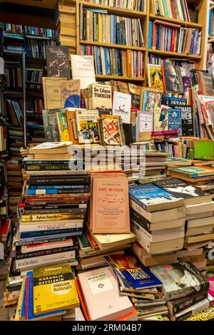 EGE Sahaf bookxtore dans un passage à Beyoğlu, İstanbul, Türkiye. Des piles de livres de seconde main sont installées chaotiquement à l'intérieur du magasin, des livres empilés Banque D'Images