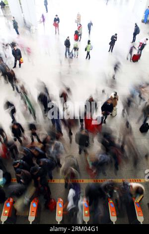 Bildnummer : 59320151 Datum : 08.03.2013 Copyright : imago/Xinhua (130308) -- NANJING, 8 mars 2013 (Xinhua) -- les passagers font vérifier leurs billets à la gare de Nanjing à Nanjing, capitale de la province de Jiangsu de l'est de la Chine, 3 février 2013. La période de voyage de 40 jours en Chine couvrant la fête du printemps a pris fin le 7 mars avec un record de 3,42 milliards de voyages effectués par les transports publics, selon le ministère des Transports. Les chemins de fer du pays ont vu un total de 240 millions de voyages, contre environ 220 millions au cours de la même période l'année dernière, a déclaré l'autorité des chemins de fer. (Xinhua/Liu Jianhua) (lfj) C Banque D'Images