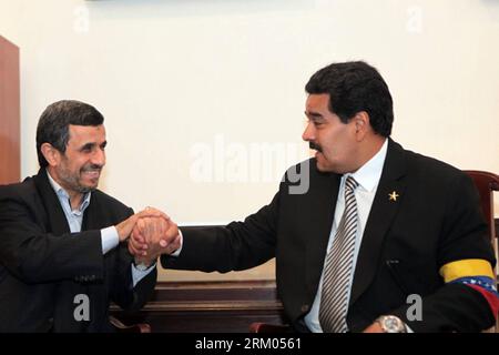 Bildnummer : 59322617 Datum : 08.03.2013 Copyright : imago/Xinhua le président iranien Mahmoud Ahmadinejad (à gauche) serre la main du président vénézuélien par intérim Nicolas Maduro (à droite) lors d’une réunion bilatérale parallèle aux funérailles d’État du défunt président vénézuélien Hugo Chavez, qui s’est tenue à l’Académie militaire, à fort Tiuna, à Caracas, capitale du Venezuela, le 8 mars, 2013. 33 chefs d ' État ou de gouvernement du monde entier ont assisté aux funérailles de Chavez vendredi à Caracas. (Xinhua/Présidence du Venezuela) (mp) VENEZUELA-CARACAS-POLITICS-CHAVEZ PUBLICATIONxNOTxINxCHN People Politik Trauer Tod Banque D'Images