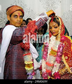 Bildnummer : 59330696 Datum : 09.03.2013 Copyright : imago/Xinhua KARACHI, Une mariée et son marié exécutent un rituel lors d'une cérémonie de mariage de masse dans la ville portuaire de Karachi, au sud du Pakistan, le 9 mars 2013. Le Pakistan Hindu Council a organisé une cérémonie de mariage de masse à laquelle ont assisté plus de 50 couples. (Xinhua/Masroor)(zcc) PAKISTAN-KARACHI-MASS MARIAGE PUBLICATIONxNOTxINxCHN Gesellschaft Hochzeit Massenhochzeit Braut Braut Tradition Kleid Glaube religion Hinduismus x0x xds 2013 quadrat 59330696 Date 09 03 2013 Copyright Imago XINHUA Karachi une mariée et son marié exécutent un rituel pendant un M. Banque D'Images