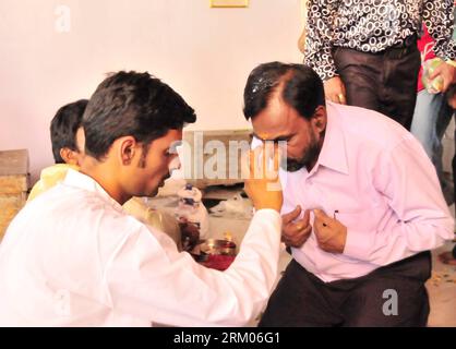 Bildnummer : 59331272 Datum : 10.03.2013 Copyright : imago/Xinhua (130310) -- MUMBAI, 10 mars 2013 (Xinhua) -- Un homme reçoit une tika après son culte au temple Babulnath à Mumbai, Inde, le 10 mars 2013. Beaucoup de dévots hindous se sont réunis au temple Babulnath dimanche pour offrir du lait et des fleurs pour célébrer le festival Maha Shivaratri. Maha Shivaratri qui peut être traduit en grande nuit du Seigneur Shiva marque la nuit où il s'est recréé avec des pouvoirs divins. Les hindous marquent le festival Maha Shivratri en offrant des prières spéciales au Seigneur Shiva et le jeûne. (Xinhua/Wang Ping) INDE-MUMBAI-mAh Banque D'Images