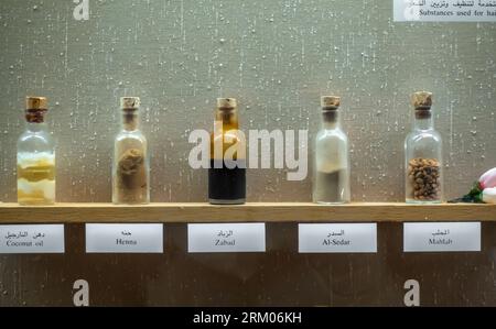 Substances utilisées pour le soin des cheveux en bouteilles - huile de noix de coco, henné, Zabad, Al-SEDAR, Mahlab. Bahreïn Banque D'Images