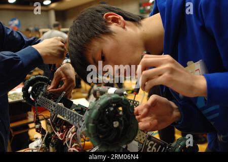 Bildnummer : 59331514 Datum : 10.03.2013 Copyright : imago/Xinhua (130310) -- VANCOUVER, le 10 mars 2013 (Xinhua) -- Un étudiant participe au concours VEX Robotics Competition 2013 au British Columbia Institute of Technology (BCIT) à Burnaby, C.-B., Canada, le 9 mars 2013. En utilisant VEX Robotics Design System, les équipes concurrentes, avec les conseils de leurs enseignants et mentors, construisent les robots les plus innovants possibles, travaillant ensemble pour marquer le plus de points contre les équipes adverses. Il s’agit de l’événement qualifiant pour le prochain Championnat du monde de compétition de robotique VEX 2013 qui se tiendra à Anaheim du 17 au 20 avril 201 Banque D'Images