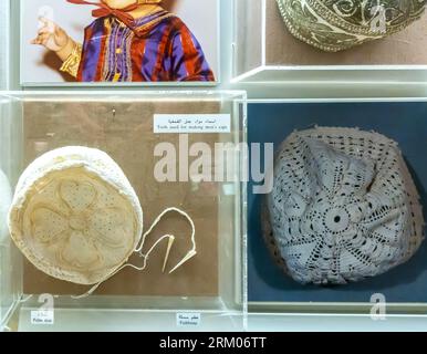 Feuille de palmier, arête de poisson - outils utilisés pour la fabrication de casquettes pour hommes Bahreïn Banque D'Images