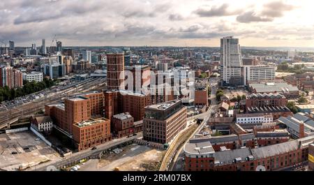 Une vue panoramique aérienne de la ville de Leeds avec Granary Wharf et Bridgewater place gratte-ciel au lever du soleil Banque D'Images