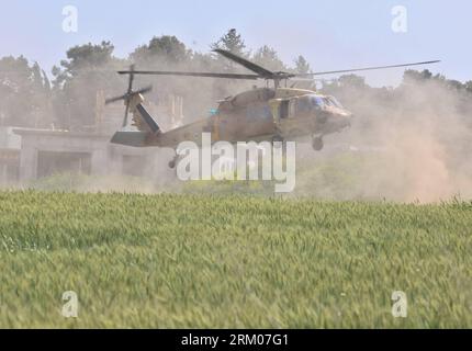 Bildnummer: 59340073  Datum: 12.03.2013  Copyright: imago/Xinhua (130312) -- JERUSALEM, March 12, 2013 (Xinhua) -- An Israeli Air Force helicopter for accident investigation lands at the site where an Israeli military helicopter crashed earlier at Kibbutz Revadim in southern Israel on March 12, 2013. An Israel Air Force Bell AH-1 Cobra helicopter crashed into a wheat field at Kibbutz Revadim, killing two crew members, during a training flight on early Tuesday morning, confirmed by Israeli army spokesperson. (Xinhua/Yin Dongxun) (dzl) ISRAEL-KIBBUTZ REVADIM-HELICOPTER-CRASH PUBLICATIONxNOTxINxC Stock Photo