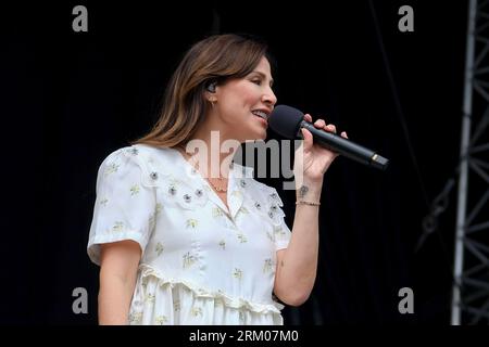 Portsmouth, Royaume-Uni. 26 août 2023. L'auteur-compositeur-interprète australien Natalie Jane Imbruglia se produisant en direct sur scène au Victorious Festival. Crédit : SOPA Images Limited/Alamy Live News Banque D'Images