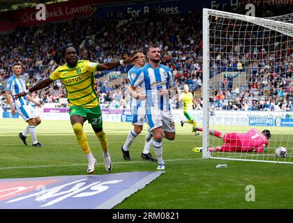 Jonathan Rowe, de Norwich City, célèbre avoir marqué le troisième but de leur équipe lors du match du championnat Sky Bet au stade John Smith, Huddersfield. Date de la photo : Samedi 26 août 2023. Banque D'Images