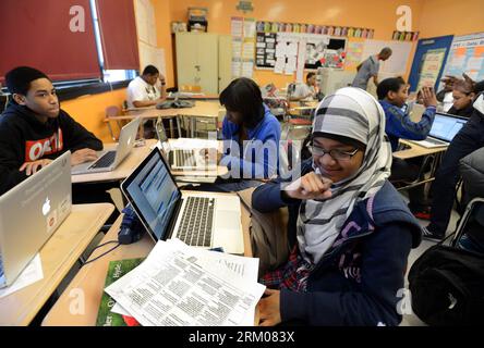 Bildnummer : 59342777 Datum : 12.03.2013 Copyright : imago/Xinhua (130312) -- NEW YORK, 12 mars 2013 (Xinhua) -- des élèves ont un cours d'anglais dans une école P-TECH de Brooklyn à New York, États-Unis, le 12 mars 2013. P-TECH (Pathways in Technology Early College High School) City College of Technology (City Tech) du système de la City University of New York (CUNY). IBM, qui a contribué à la création du programme P-TECH, offre P-TECH U.S.-NEW YORK-EDUCATION PUBLICATIONxNOTxINxCHN Gesellschaft Schule Bildung Kind Schüler Unterricht x1x xac 2013 quer 59342777 Date 12 03 2013 Copyright Imago Banque D'Images