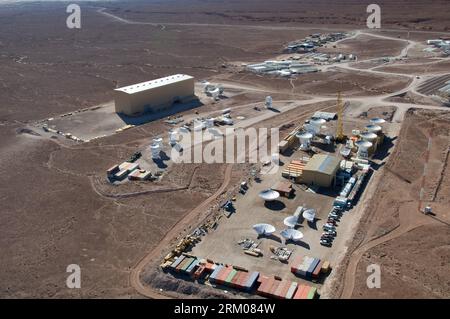 Bildnummer : 59342769 référence : 12.03.2013 Copyright : imago/Xinhua SAN PEDRO DE ATACAMA (CHILI), 12 mars 2013 (Xinhua) -- l'image fournie par l'Observatoire européen austral (ESO) le 12 mars 2013 montre une vue aérienne des sites d'assemblage d'antennes et du camp de travailleurs qui construisent l'Atacama large Millimeter/Submillimeter Array (ALMA) visant à développer un télescope sans parallèle dans le monde. Le projet ALMA est une installation astronomique internationale située à 5 000 mètres au-dessus du plateau des Andes El Llano de Chajnantor, à quelque 50 km de San Pedro de Atacama dans la deuxième région du Chili, à Antofagasta. L'ALM Banque D'Images