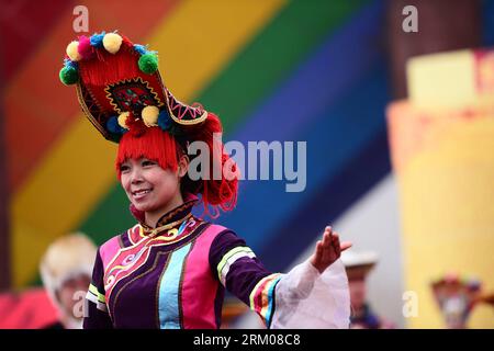 Bildnummer : 59344624 Datum : 13.03.2013 Copyright : imago/XINHUA (130313) -- XINING, 13 mars 2013 (XINHUA) -- Une femme présente des costumes folkloriques du groupe ethnique Tu lors d'une célébration pour er Yue er dans le comté autonome Tu de Huzhu, province du Qinghai, au nord-ouest de la Chine, le 13 mars 2013, a l'occasion du deuxième jour du deuxième mois lunaire, connu en chinois sous le nom er Yue er, un moment pour le dragon de lever la tête , comme le dit un proverbe chinois. Les résidents locaux se sont réunis et ont célébré le festival avec des spectacles traditionnels. (Xinhua/Zhang Hongxiang) (mp) CHINA-QINGHAI-er YUE er-CELEBRATION Banque D'Images