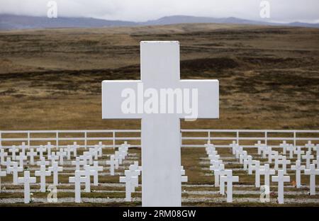 Bildnummer : 59347591 Datum : 13.03.2013 Copyright : imago/Xinhua photo prise le 13 mars 2013 montre la vue générale d'un cimetière de soldats argentins à Darwin, sur les îles Malvinas (îles Falkland). Les îles, habitées par moins de 3 000 personnes, sont sous contrôle britannique depuis 1833, mais sont également revendiquées par l'Argentine. Les deux pays ont mené une brève guerre en juin 1982, entraînant la mort de 649 Argentins et 255 soldats britanniques. (Xinhua/Martin Zabala) (mp) MALVINAS ISLANDS (MALOUINES ISLANDS)-PUERTO ARGENTINO (PORT STANLEY)-VÉTÉRAN-MEMORIAL PUBLICATIONxNOTxINxCHN Gesel Banque D'Images