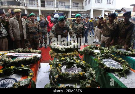 Bildnummer : 59349934 Datum : 14.03.2013 Copyright : imago/Xinhua (130314) -- SRINAGAR, 14 mars 2013 (Xinhua) -- un soldat paramilitaire indien dépose une gerbe sur les cercueils de ses collègues tués lors de la cérémonie de dépôt de gerbe au quartier général de la police à Srinagar, capitale estivale du Cachemire contrôlé par l'Inde, le 14 mars 2013. Au moins cinq membres des forces de sécurité ont été tués et 10 autres blessés lorsque deux militants ont pris d'assaut un camp paramilitaire dans le Cachemire contrôlé par l'Inde mercredi, a déclaré un haut responsable de la police. (Xinhua/Javed Dar) (zcc) CÉRÉMONIE DE DÉPÔT DE COURONNES DU CACHEMIRE-SRINAGAR PUBLICAT Banque D'Images