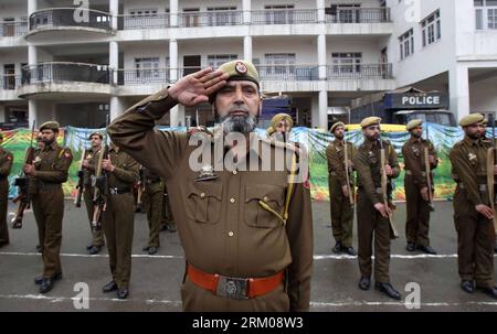 Bildnummer : 59349931 Datum : 14.03.2013 Copyright : imago/Xinhua (130314) -- SRINAGAR, 14 mars 2013 (Xinhua) -- des soldats paramilitaires indiens rendent hommage à leurs collègues tués lors de la cérémonie de dépôt de gerbes au siège de la police à Srinagar, capitale estivale du Cachemire contrôlé par l'Inde, le 14 mars 2013. Au moins cinq membres des forces de sécurité ont été tués et 10 autres blessés lorsque deux militants ont pris d'assaut un camp paramilitaire dans le Cachemire contrôlé par l'Inde mercredi, a déclaré un haut responsable de la police. (Xinhua/Javed Dar)(zcc) CACHEMIRE-SRINAGAR-CÉRÉMONIE DE DÉPÔT DE COURONNES PUBLICATIONxNOTxINxCHN GE Banque D'Images