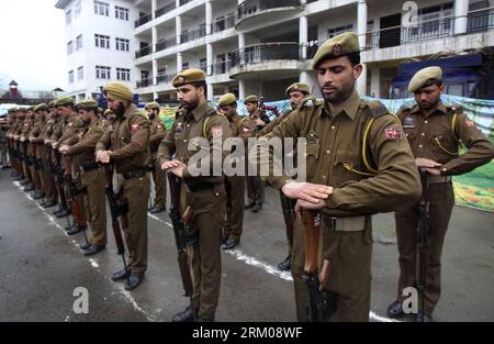 Bildnummer : 59349932 Datum : 14.03.2013 Copyright : imago/Xinhua (130314) -- SRINAGAR, 14 mars 2013 (Xinhua) -- des soldats paramilitaires indiens rendent hommage à leurs collègues tués lors de la cérémonie de dépôt de gerbes au siège de la police à Srinagar, capitale estivale du Cachemire contrôlé par l'Inde, le 14 mars 2013. Au moins cinq membres des forces de sécurité ont été tués et 10 autres blessés lorsque deux militants ont pris d'assaut un camp paramilitaire dans le Cachemire contrôlé par l'Inde mercredi, a déclaré un haut responsable de la police. (Xinhua/Javed Dar)(zcc) CACHEMIRE-SRINAGAR-CÉRÉMONIE DE DÉPÔT DE COURONNES PUBLICATIONxNOTxINxCHN GE Banque D'Images